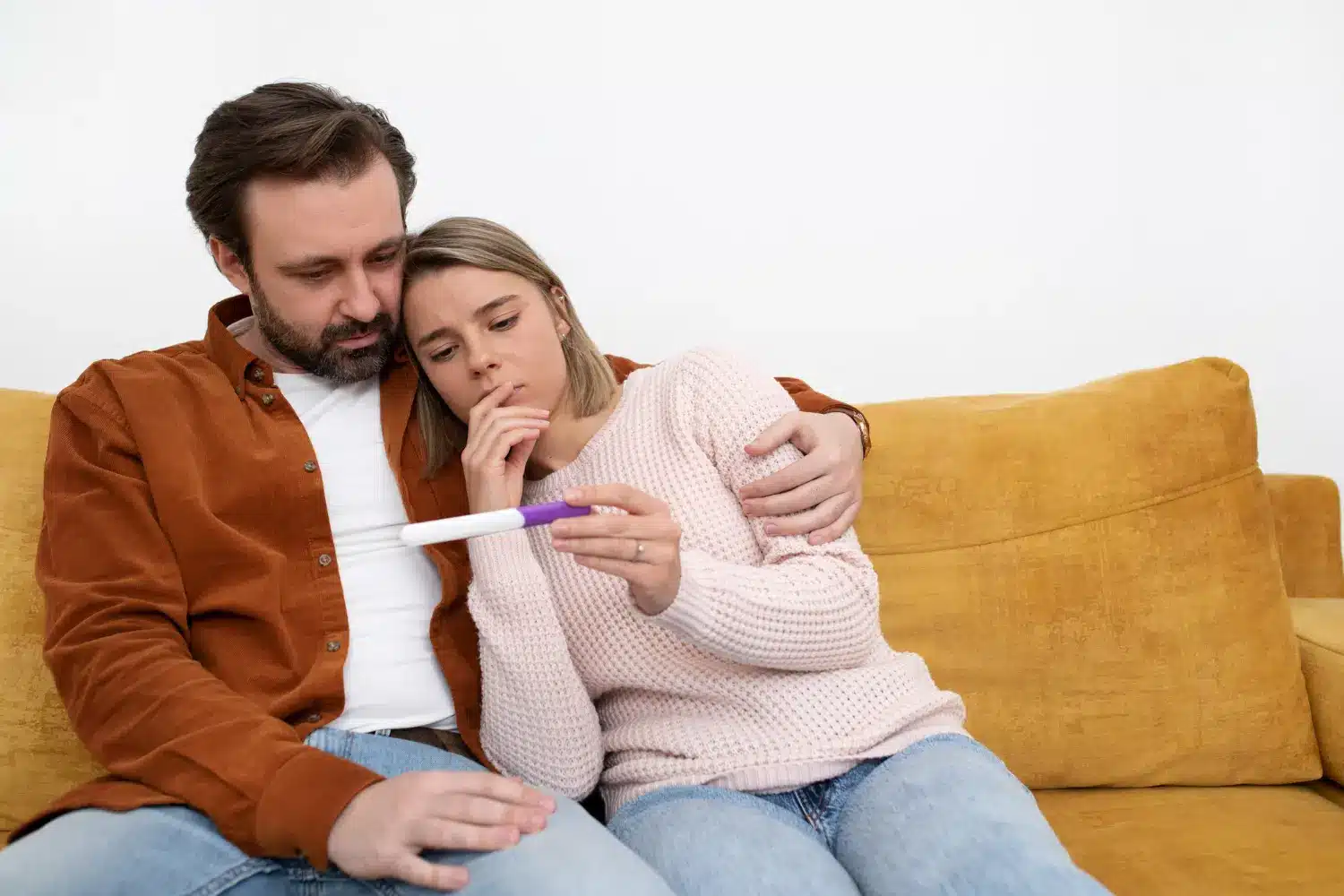 حبوب منع الحمل Dienille: كل ما تحتاجين معرفته عن الفوائد، الاستخدام، والأعراض الجانبية