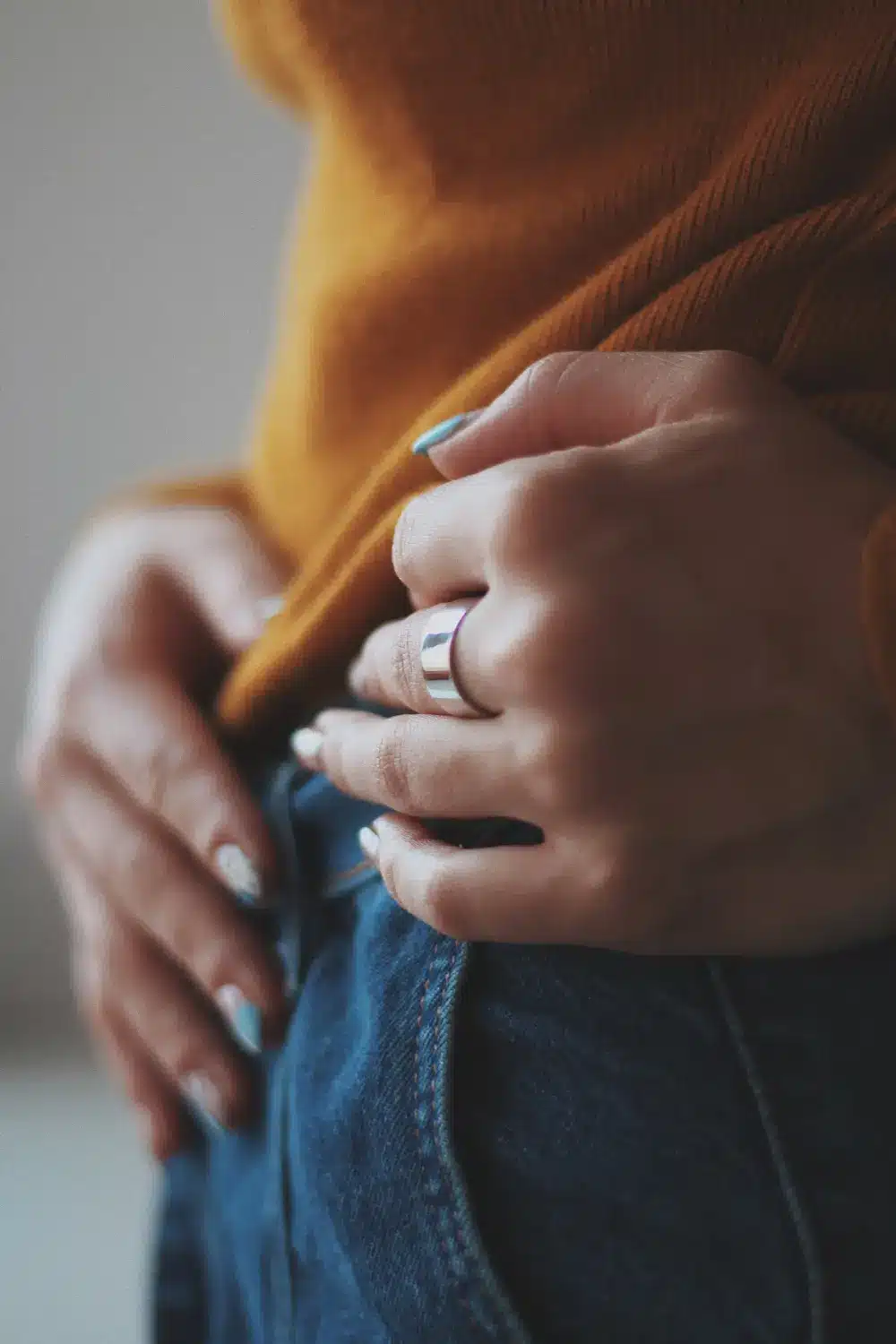 هل ألم أسفل البطن أثناء العلاقة الزوجية من علامات الحمل؟ إليكِ الحقيقة الكاملة