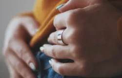 ما سبب وجود ألم داخل المهبل؟ اكتشفي الأسباب الشائعة والخطيرة وطرق العلاج