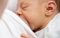 طريقة الرضاعة الصحيحة و أفضل 3 طرق لراحة طفلك