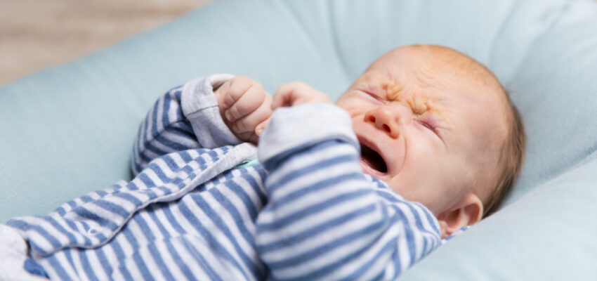 استفراغ الرضيع مثل النافورة | أخطر 5 أسباب