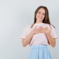 متى يخرج الحليب من ثدي العزباء