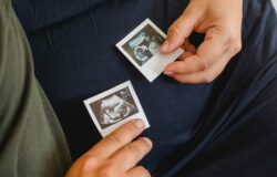 انتفاخ بطن الحامل في الشهر الاول | أهم 3 أسباب
