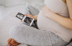ماهي الإفرازات التي تدل على قرب الولادة | أهم 4 علامات