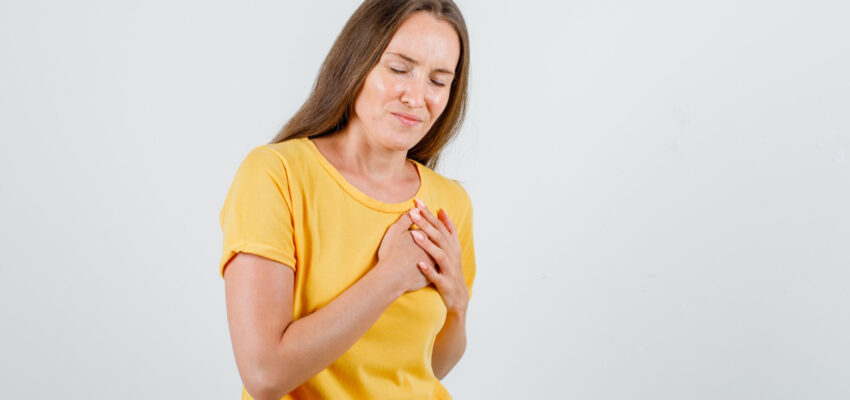 الفرق بين ألم الثدي قبل الدورة والحمل | أبرز 6 فروق
